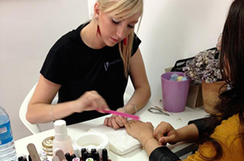 Elysées Marbeuf ouvre un bar à ongle pour l'association Joséphine